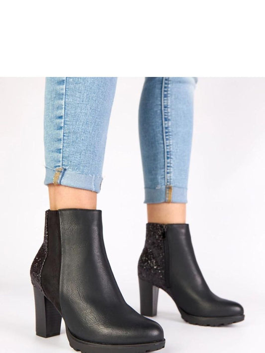 Botine cu toc Solea, Model 222359, Negru - material imitație de piele  Footbed pânză  Înălţimea carâmbului 11 cm Înălţimea tocului 8 cm