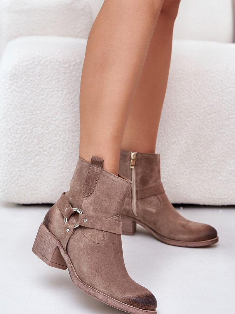 Botine cu toc Step in style, Model 201176, Bej - material piele naturală de căprioară  Căptușeală simțit  Footbed pânză  Înălţimea carâmbului 13 cm Înălţimea tocului 5 cm