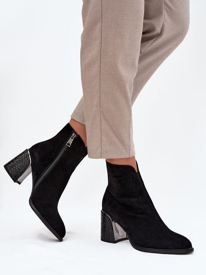 Botine cu toc Step in style, Model 216831, Negru - material piele naturală de căprioară  Căptușeală pătură de pantofi  Footbed pătură de pantofi  Înălţimea carâmbului 13 cm Înălţimea tocului 7.5 cm