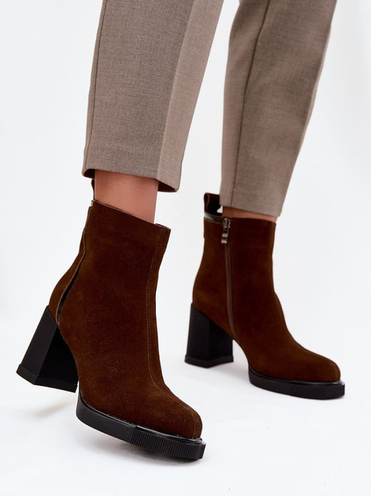 Botine cu toc Step in style, Model 217493, Maro - material piele naturală de căprioară  Căptușeală pătură de pantofi  Footbed pătură de pantofi  Înălţimea carâmbului 12 cm Înălţimea tocului 8.5 cm