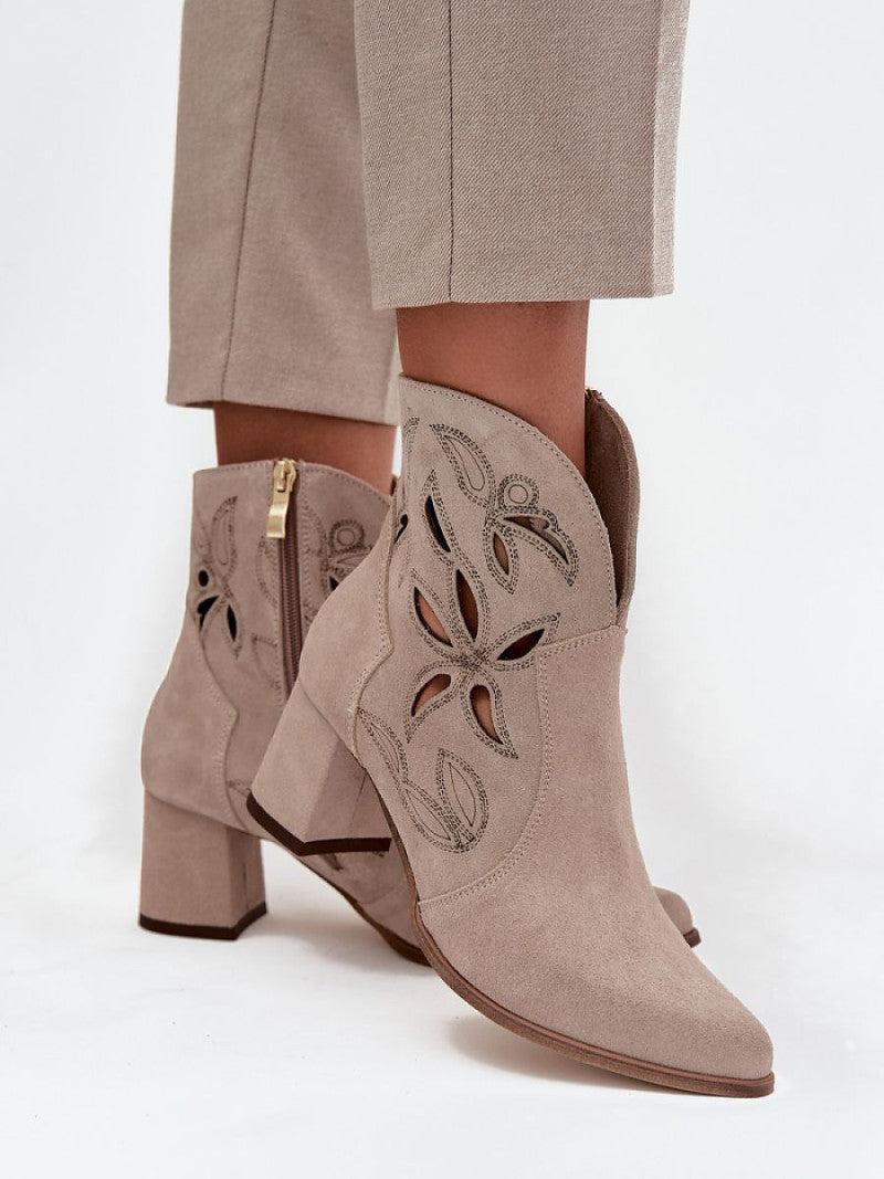 Botine cu toc Step in style, Model 219133, Bej - material piele naturală de căprioară  Footbed piele naturala  Înălţimea carâmbului 14 cm Înălţimea tocului 6.5 cm