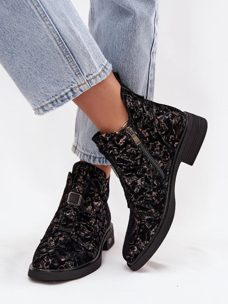 Botine cu toc Step in style, Model 219566, Negru - material piele naturală de căprioară  Căptușeală pătură de pantofi  Footbed pătură de pantofi  Înălţimea carâmbului 12 cm Înălţimea tocului 4 cm