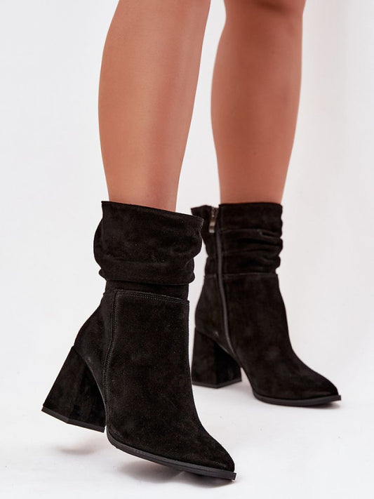 Botine cu toc Step in style, Model 220193, Negru - material piele naturală de căprioară  Căptușeală simțit  Footbed simțit  Înălţimea carâmbului 17.5 cm Înălţimea tocului 8 cm