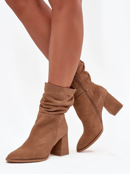 Botine cu toc Step in style, Model 220195, Bej - material piele naturală de căprioară  Căptușeală simțit  Footbed simțit  Înălţimea carâmbului 17.5 cm Înălţimea tocului 8 cm