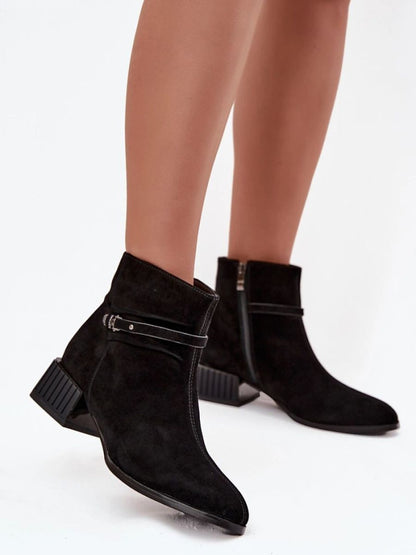 Botine cu toc Step in style, Model 220200, Negru - material piele naturală de căprioară  Căptușeală pătură de pantofi  Footbed pătură de pantofi  Înălţimea carâmbului 12.5 cm Înălţimea tocului 4.5 cm