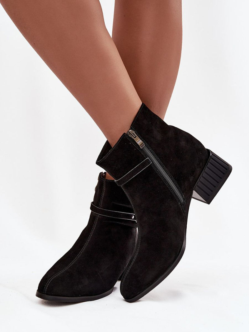 Botine cu toc Step in style, Model 220200, Negru - material piele naturală de căprioară  Căptușeală pătură de pantofi  Footbed pătură de pantofi  Înălţimea carâmbului 12.5 cm Înălţimea tocului 4.5 cm