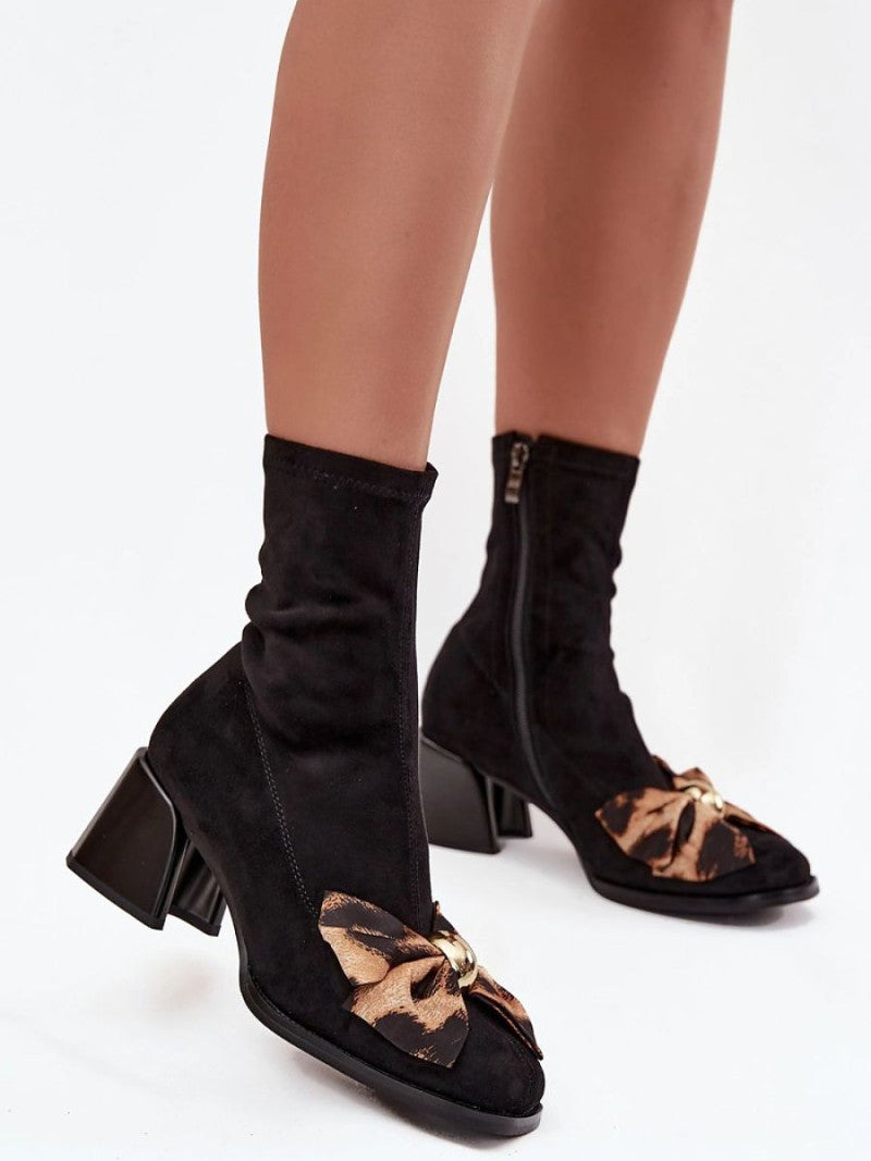 Botine cu toc Step in style, Model 220203, Negru - material piele artificiala piele  Footbed pânză  Înălţimea carâmbului 17.5 cm Înălţimea tocului 6.5 cm