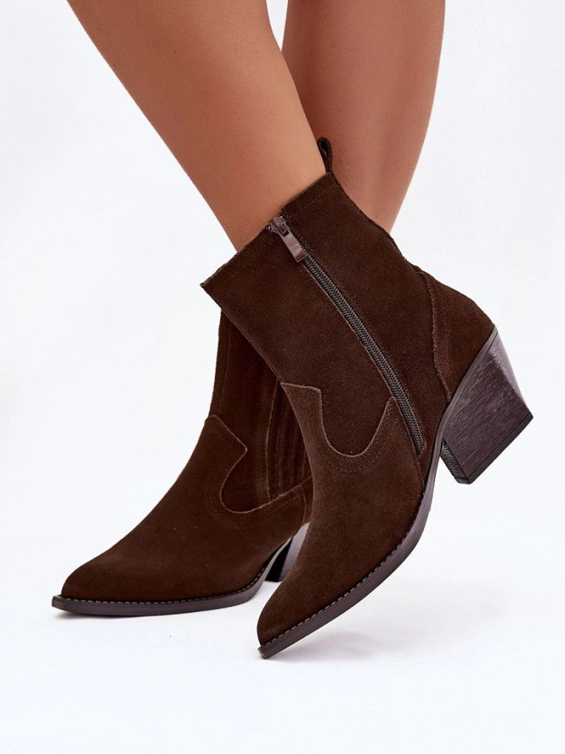 Botine cu toc Step in style, Model 222486, Maro - material piele naturală de căprioară  Căptușeală pătură de pantofi  Footbed pătură de pantofi  Înălţimea carâmbului 15 cm Înălţimea tocului 6.5 cm