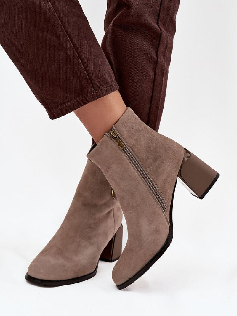 Botine cu toc Step in style, Model 222953, Bej - material piele naturală de căprioară  Căptușeală pătură de pantofi  Footbed pătură de pantofi  Înălţimea carâmbului 11.5 cm Înălţimea tocului 7 cm