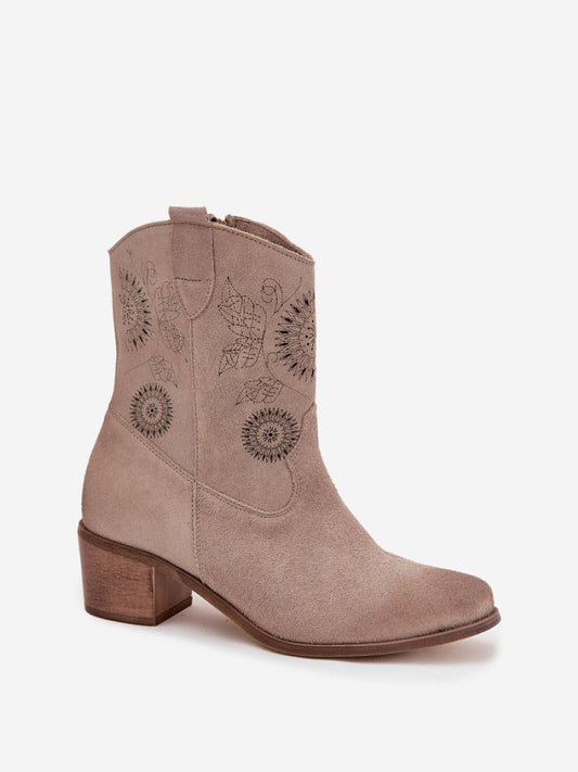 Botine cu toc Step in style, Model 222958, Bej - material piele naturală de căprioară  Footbed piele naturala  Înălţimea carâmbului 18 cm Înălţimea tocului 5 cm