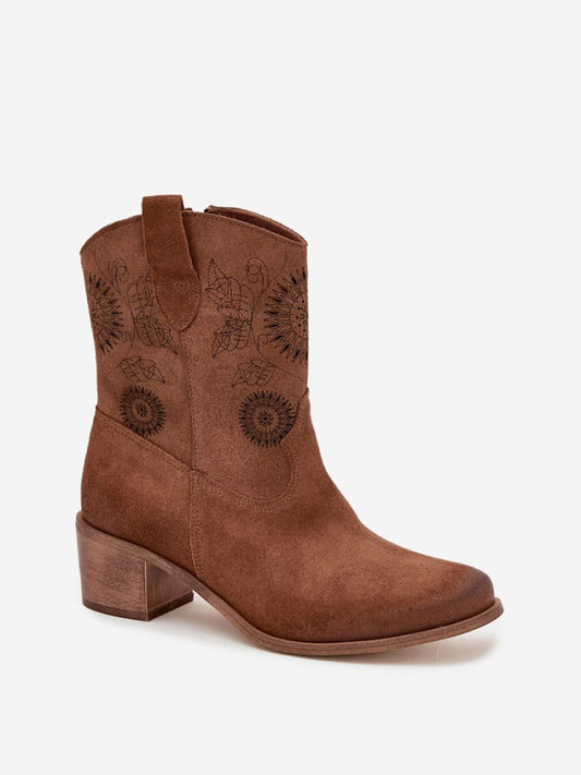 Botine cu toc Step in style, Model 222960, Maro - material piele naturală de căprioară  Footbed piele naturala  Înălţimea carâmbului 18 cm Înălţimea tocului 5 cm