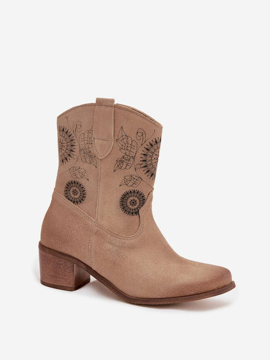 Botine cu toc Step in style, Model 222961, Bej - material piele naturală de căprioară  Footbed piele naturala  Înălţimea carâmbului 18 cm Înălţimea tocului 5 cm