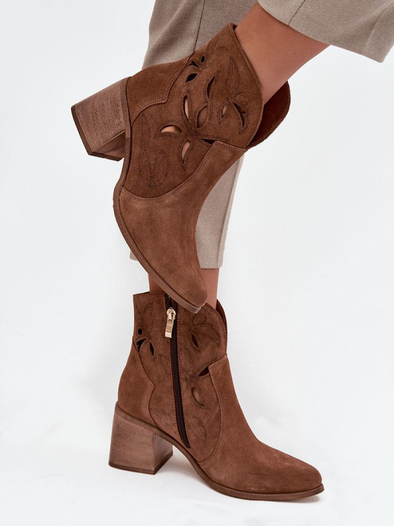 Botine cu toc Step in style, Model 222964, Maro - material piele naturală de căprioară  Footbed piele naturala  Înălţimea carâmbului 14 cm Înălţimea tocului 7 cm