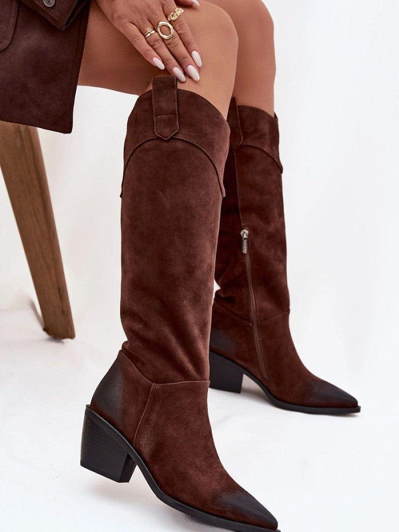 Cizme cu toc Step in style, Model 219399, Maro - material piele naturală de căprioară  Căptușeală pătură de pantofi  Footbed pătură de pantofi  Înălţimea carâmbului 39.5 cm Înălţimea tocului 6.5 cm