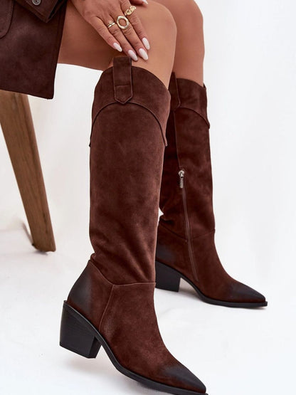 Cizme cu toc Step in style, Model 219399, Maro - material piele naturală de căprioară  Căptușeală pătură de pantofi  Footbed pătură de pantofi  Înălţimea carâmbului 39.5 cm Înălţimea tocului 6.5 cm