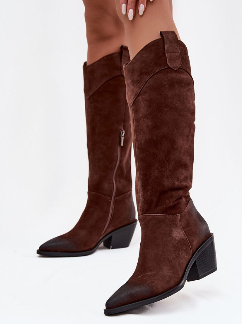 Cizme cu toc Step in style, Model 219399, Maro - material piele naturală de căprioară  Căptușeală pătură de pantofi  Footbed pătură de pantofi  Înălţimea carâmbului 39.5 cm Înălţimea tocului 6.5 cm