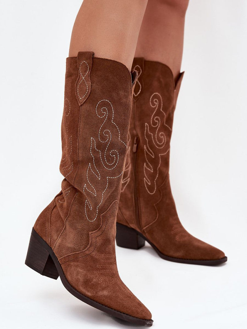 Cizme cu toc Step in style, Model 223007, Maro - material piele naturală de căprioară  Footbed pânză  Înălţimea carâmbului 32.5 cm Înălţimea tocului 6 cm