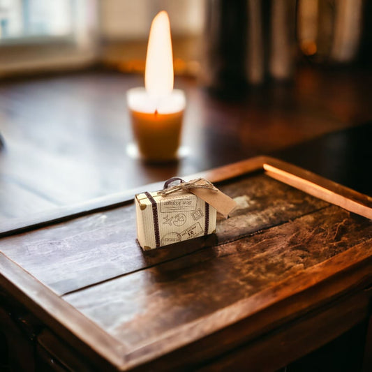 Cutie mică cu sfoară și etichetă model călătorie - maro (set 50 buc) 8x5x3cm