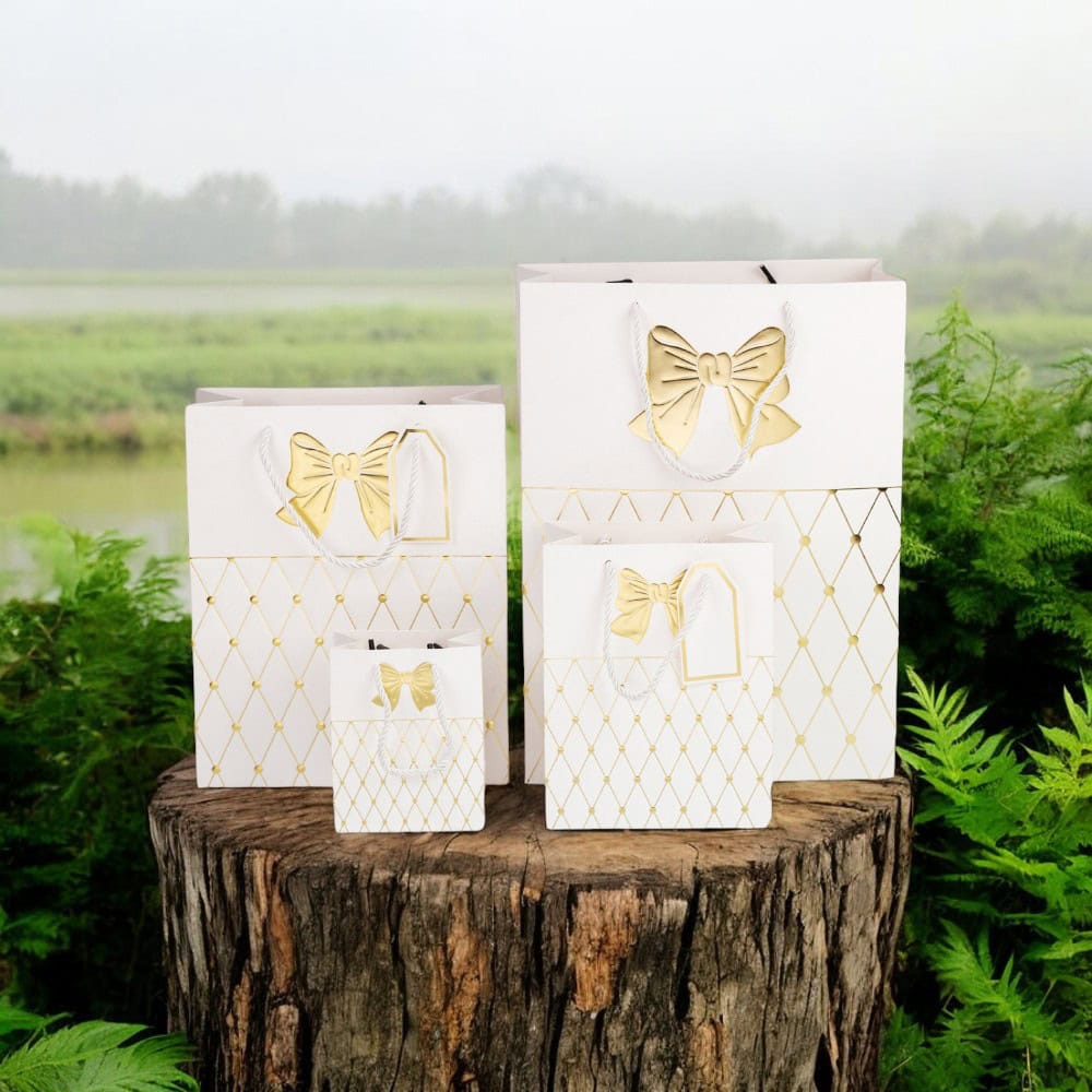 Pungi cadou cu mâner model fundă și romburi aurii 26x32x12cm - alb (set 12 buc)