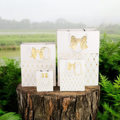 Pungi cadou cu mâner model fundă și romburi aurii 31x42x12cm - alb (set 12 buc)