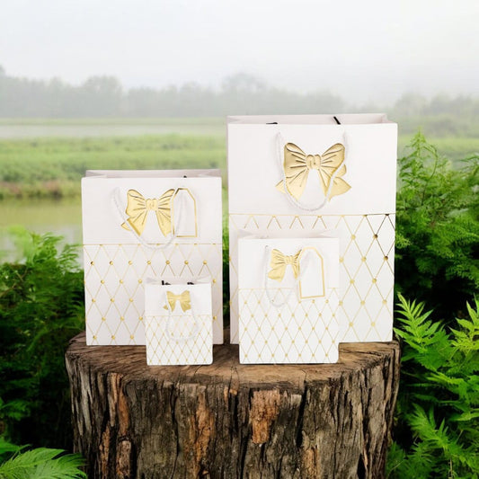 Pungi cadou cu mâner model fundă și romburi aurii 31x42x12cm - alb (set 12 buc)