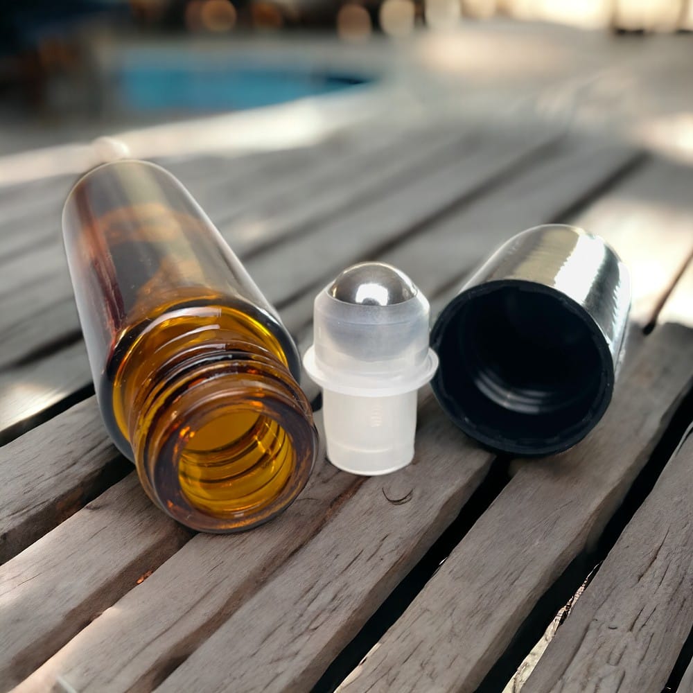 Sticluță ambră reutilizabilă cu roll on metalic și capac negru 10ml