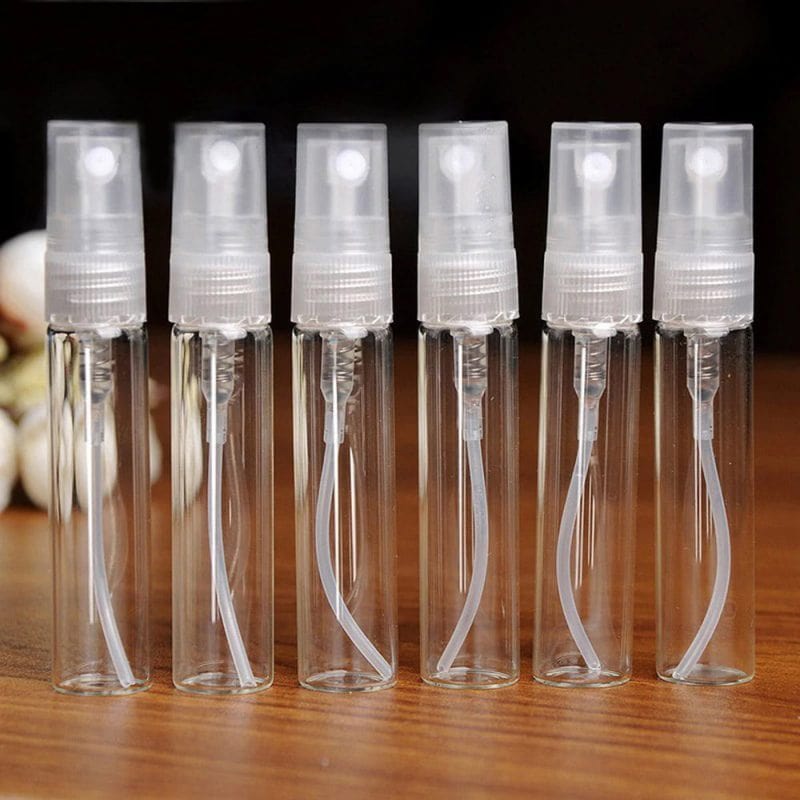 Sticluță transparentă reutilizabilă cu spray și capac