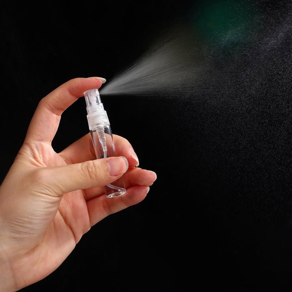 Sticluță transparentă reutilizabilă cu spray și capac